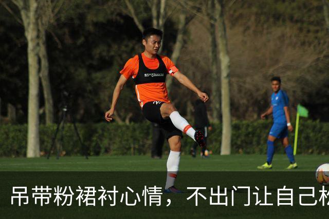 吊带粉裙衬心情，不出门让自己松下来